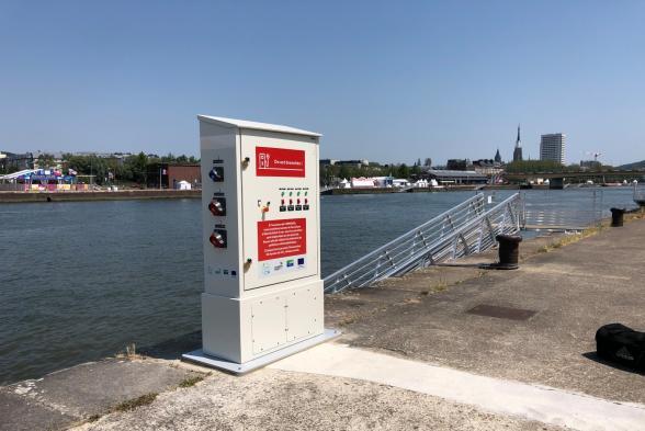 Borne de rechargement électrique sur les quais du port de Rouen - Agrandir l'image, fenêtre modale