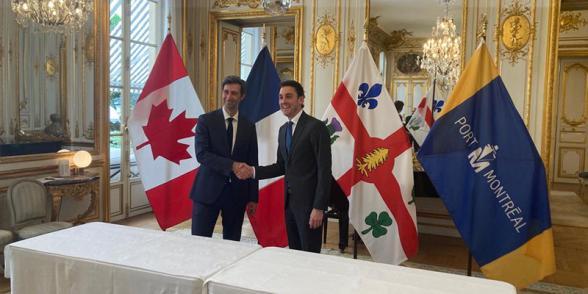 Martin Imbleau, DG de Port de Montréal et Cédric Virciglio, représentant Stéphane Raison, signe l'accord de coopération. - Enlarge image, modal window