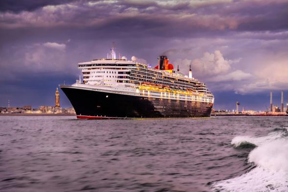 Le paquebot de croisière Queen Mary 2 quittant le port du Havre - Enlarge image, modal window