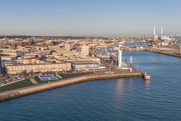 Entrée de port, vue sur la ville du Havre - Agrandir l'image, fenêtre modale
