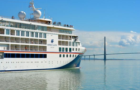 Le paquebot d'expéditions Hanseatic Spirit de Hapag Lloyd Cruises en escale au Terminal croisières d'Honfleur - Agrandir l'image, fenêtre modale