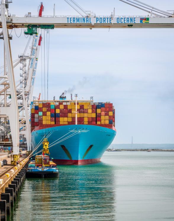 Barge fluvial et navire porte conteneurs sur port 2000 au Havre. - Enlarge image, modal window