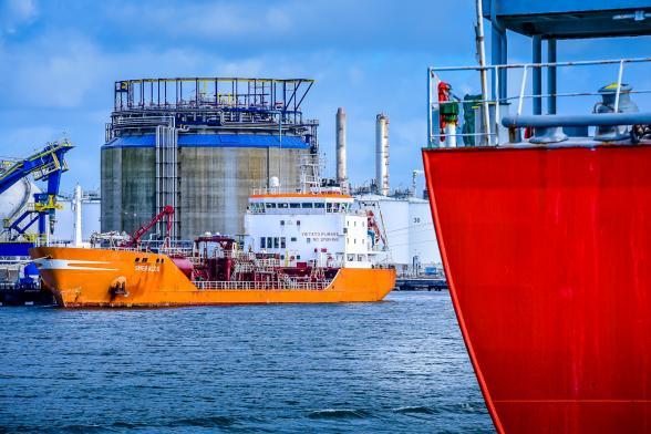 Tanker pétrolier sur le port du Havre - Agrandir l'image, fenêtre modale