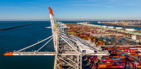 Vue aérienne du terminal de france GMP (générale de manutention portuaire) à port 2000 avec des conteneurs cma cgm - Agrandir l'image, fenêtre modale