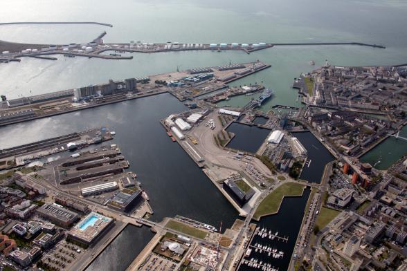 Vue aérienne de l'avant-port, du bassin Bellot, du bassin de la Manche et du bassin de l'Eure. Terminal avec la gare maritime du terminal transmanche - Agrandir l'image, fenêtre modale