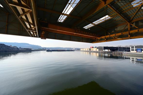 Logistique TMF Chargement déchargement sur péniche jusqu'a 20 tonnes. Evitement de péniche. Entrepots et hangars Limay - Agrandir l'image, fenêtre modale