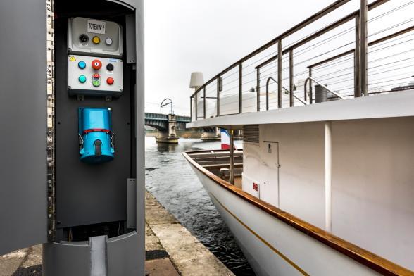 Branchement d'un bateau aux bornes électriques sur le quai de Grenelle à Paris. - Agrandir l'image, fenêtre modale