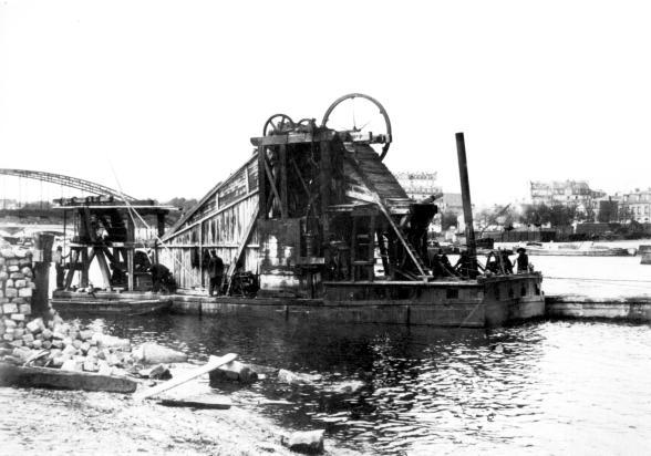 Engin de manutention sur le port de paris - Enlarge image, modal window