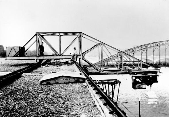 Engin de manutention sur le port de paris - Enlarge image, modal window