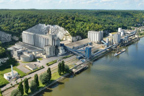 chargement sur le terminal soufflet socomac à Rouen - vue aérienne - Agrandir l'image, fenêtre modale