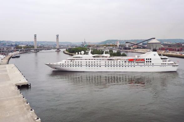 Escale du paquebot de croisière Star Legend au terminal croisière de Rouen. Pont flaubert en arrière plan. - Enlarge image, modal window