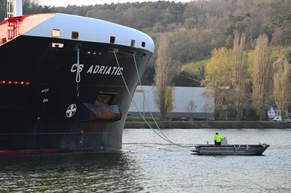 Lamaneurs et remorqueurs en opération autour du CB Adriatic venu décharger des ULSD (engrais) pour 15000 tonnes venant de Russie au poste à quai AGPA. - Agrandir l'image, fenêtre modale