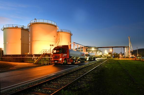 Cuves de stockage de l'entreprise Rubis terminal sur le port de Rouen - Enlarge image, modal window
