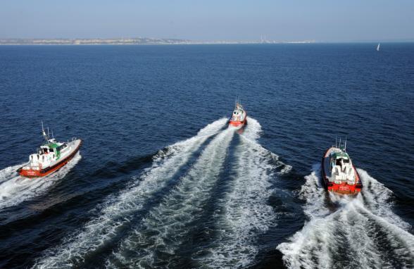 Trois vedettes de pilotage en mer - Agrandir l'image, fenêtre modale