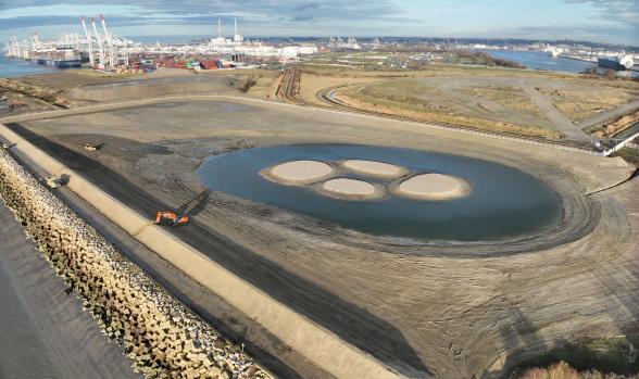 Vue aérienne sur une nouvelle zone humine de 10,8 ha créée à proximité de Port 2000 - Agrandir l'image, fenêtre modale