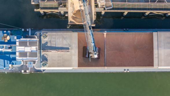 Chargement de céréales sur une barge à Rouen - Agrandir l'image, fenêtre modale