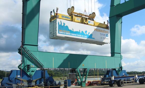 Chargement d'un conteneur Ferrero sur le terminal TCMD de Rouen dans le cadre de la navette fluviale entre les ports de Rouen et Gennevilliers. - Agrandir l'image, fenêtre modale