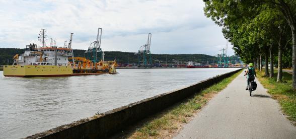 Vue d’un quai de Seine près de Rouen avec une voie réservée pour les cyclistes - Enlarge image, modal window