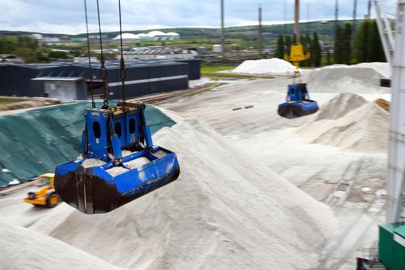 Manutention à l’aide d'un godet à grappin sur grue pour le déchargement de sel sur le port de Rouen - Enlarge image, modal window