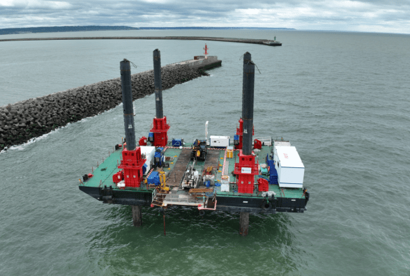 Plateforme autoélévatrice utilisée pour réaliser des sondages - Agrandir l'image, fenêtre modale