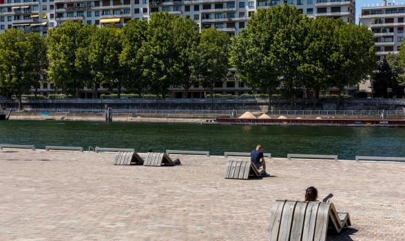 au premier plan mobilier urbain sur le quai du port de Javel-bas avec en second blanc une barge fluviale transportant du sable. - Agrandir l'image, fenêtre modale