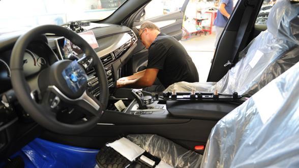 Préparation d’un véhicule automobile sur le terminal roulier du port du Havre - Agrandir l'image, fenêtre modale