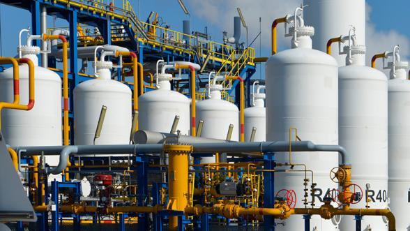 Réservoirs d'hydrogène chez Air liquide sur le site de Port Jérôme - Enlarge image, modal window