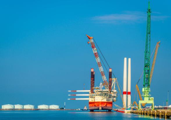 Chargement de pales et de nacelles d'éoliennes offshore sur le navire Brave amarrée quai Joannès Couvert au port du Havre - Enlarge image, modal window