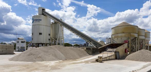 Stockage de matériaux de construction tels que sable ou graviers sur un site de HAROPA PORT I Paris - Enlarge image, modal window