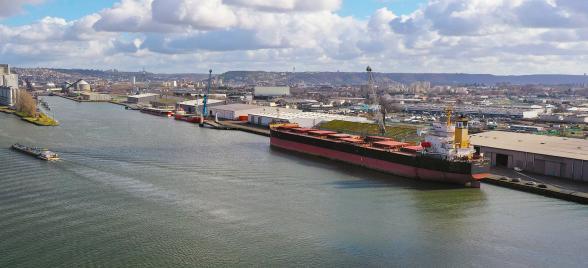 Navire en attente de chargement au terminal de Rouen Quevilly - Enlarge image, modal window