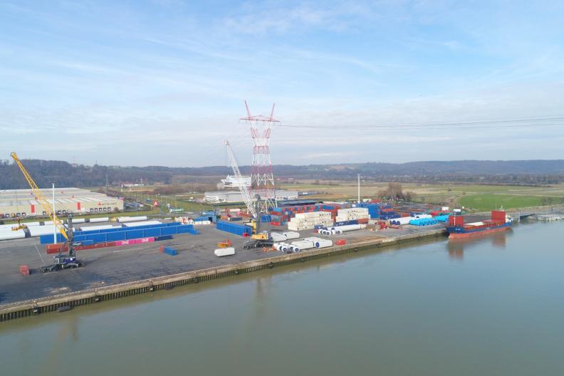 Vue aérienne de la zone du terminal de Radicatel avec un navire en train de charger 2000 tonnes de nitrate d'ammonium - Agrandir l'image, fenêtre modale